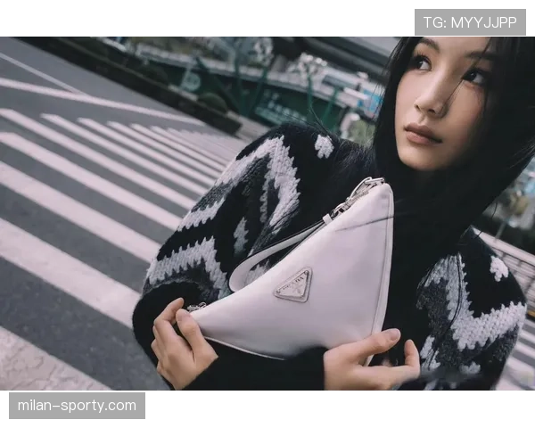 张楠穿运动鞋配西装就像明星随时开秀,那身价到底是裤兜里藏着黄金?